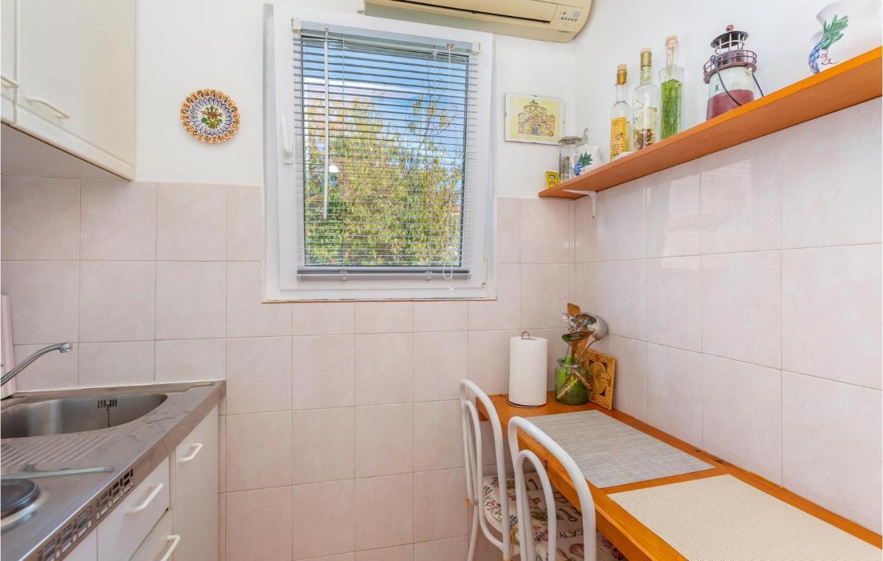 1 Bedroom Beautiful Apartment In Linardići Kültér fotó