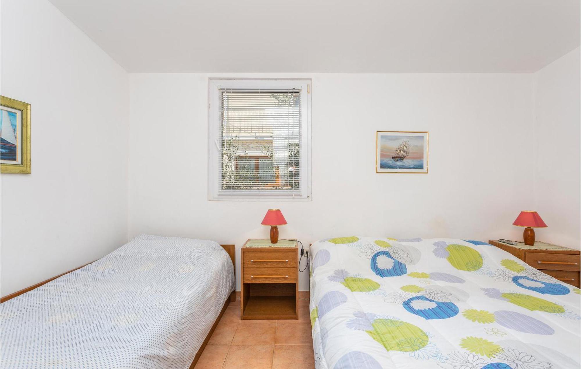 1 Bedroom Beautiful Apartment In Linardići Kültér fotó