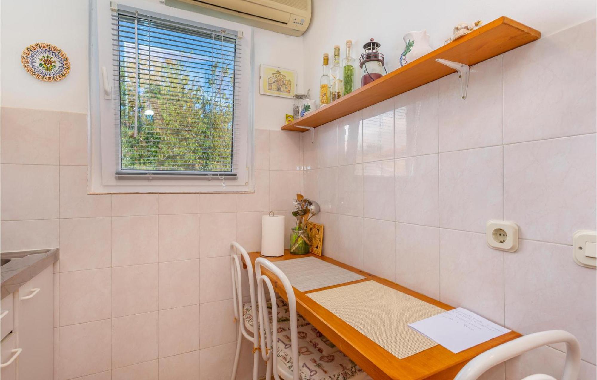 1 Bedroom Beautiful Apartment In Linardići Kültér fotó