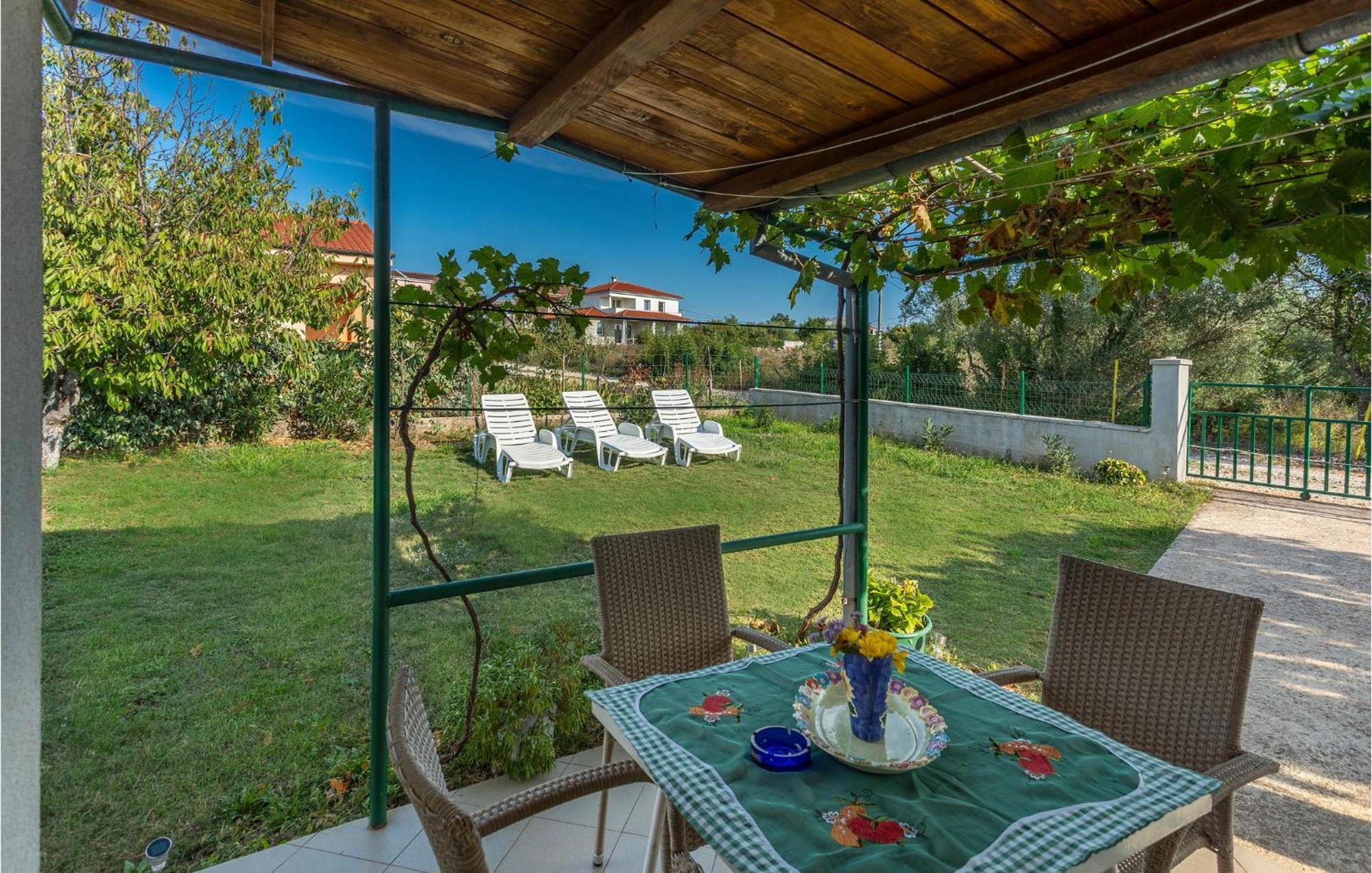 1 Bedroom Beautiful Apartment In Linardići Kültér fotó