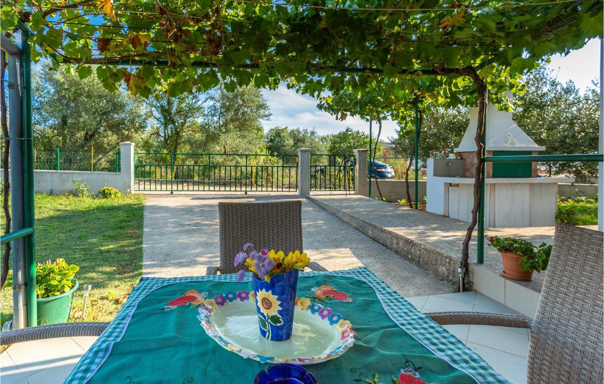 1 Bedroom Beautiful Apartment In Linardići Kültér fotó